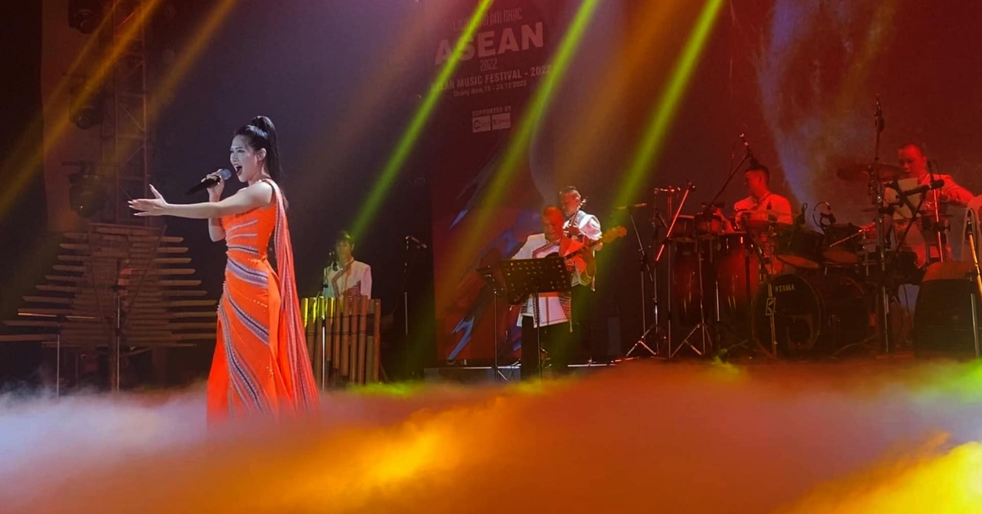 Ca sĩ Minh Chi (Đoàn Ca múa Dân tộc Đắk Lắk) biểu diễn tại Liên hoan âm nhạc ASEAN 2022. 